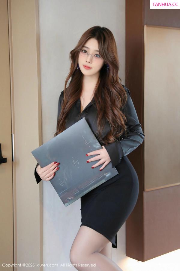   [XiuRen]高清写真图 2025.01.20 No.9784 蛋蛋宝 黑丝美腿第3张图片